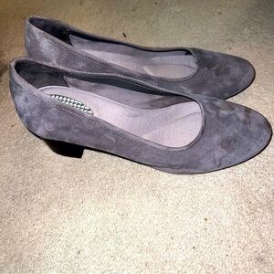 WOMEN’S grey suede pumps by Com Sens